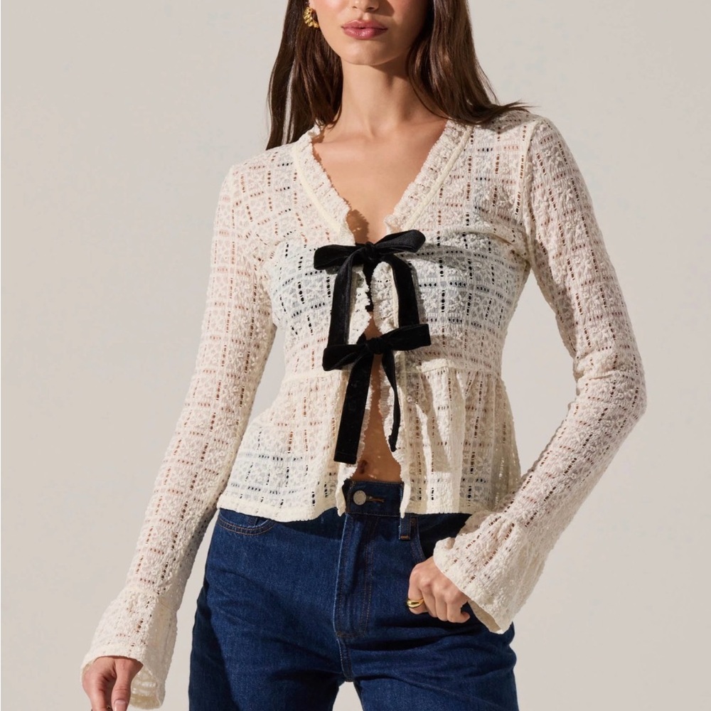 NWT ASTR Miliana Contrast Bow Top - Cream Lace Blouse with Black Bows